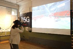 A booth to experience VR (Virtual Reality) badminton utilizing the high speed and large capacity of 5G